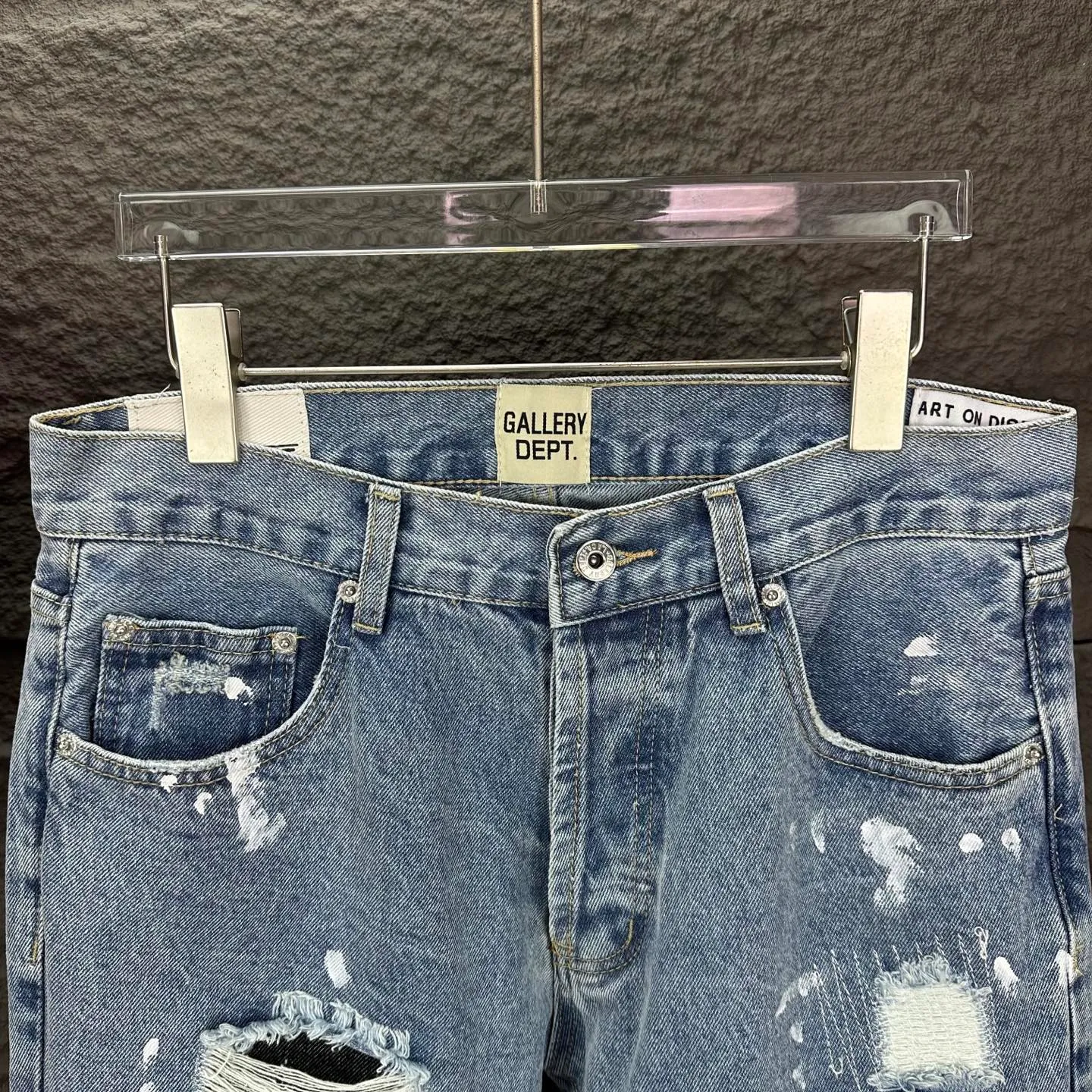 P250 GALLERY DEPT. 2025 New Ripped Holes, Hand-painted and Tangled Couple Style Loose Washed Flare Jeans 🔥High Version🔥High Version🔥 Top Ceiling Quality Styles with different washed textures are very friendly to people with thin legs and thick legs. The straight version is very flattering to the leg shape. Moderate length that never goes out of style, easy and casual to match, basic styling for various styles, a must-have in the wardrobe! The fabric is stiff but also makes the upper body soft without losing texture. The washing process is even more perfect. It is a must-have item for everyone! ! ! Washed wheat, hang tag, pants label, complete with three labels Color: light blue Size: 28, 30, 32, 34, 36 (five sizes)